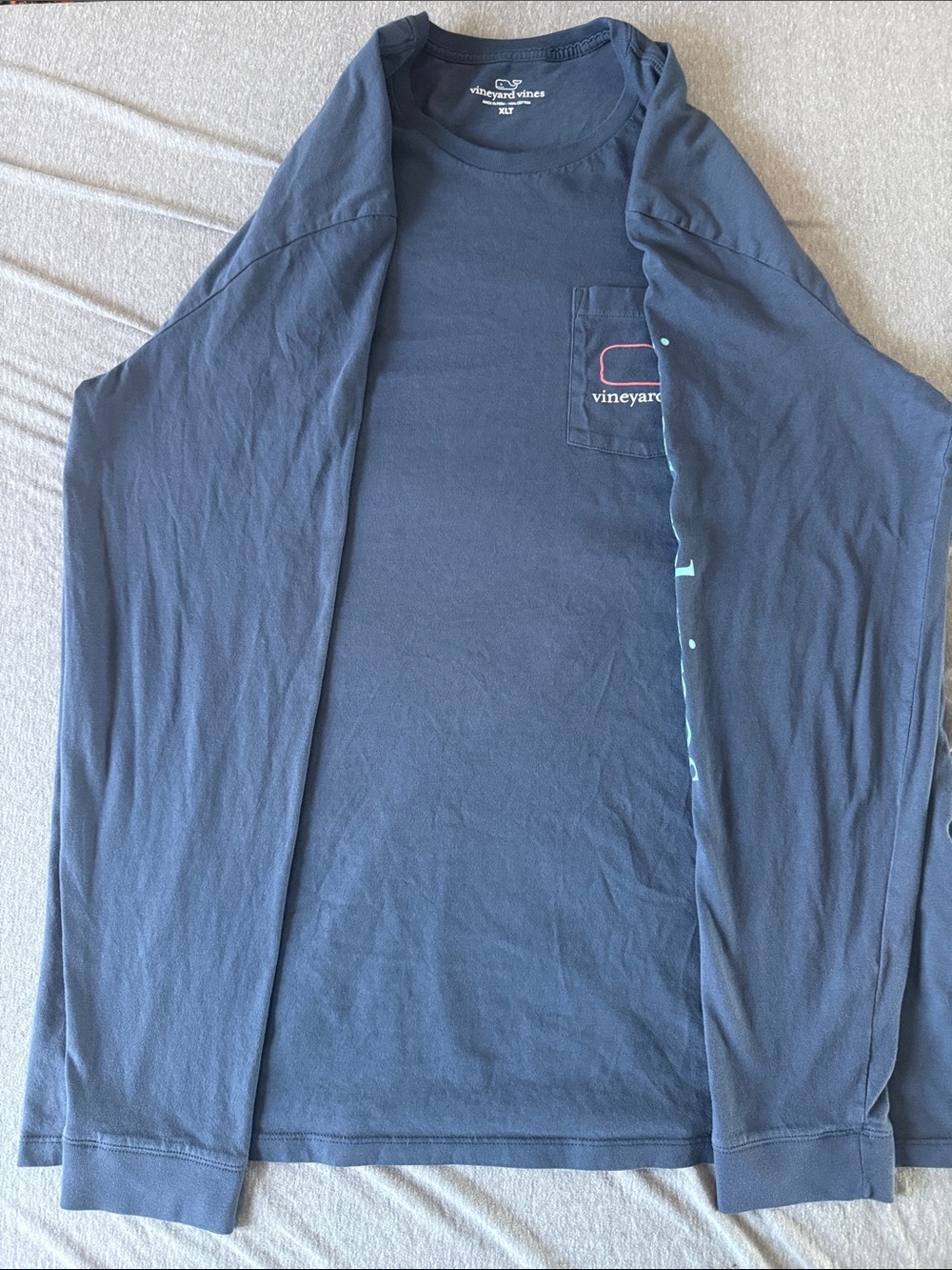 Vineyard Vines Men’s Navy Short-Sleeve Pocket Tee with Pink Whale - Picture 4 of 7